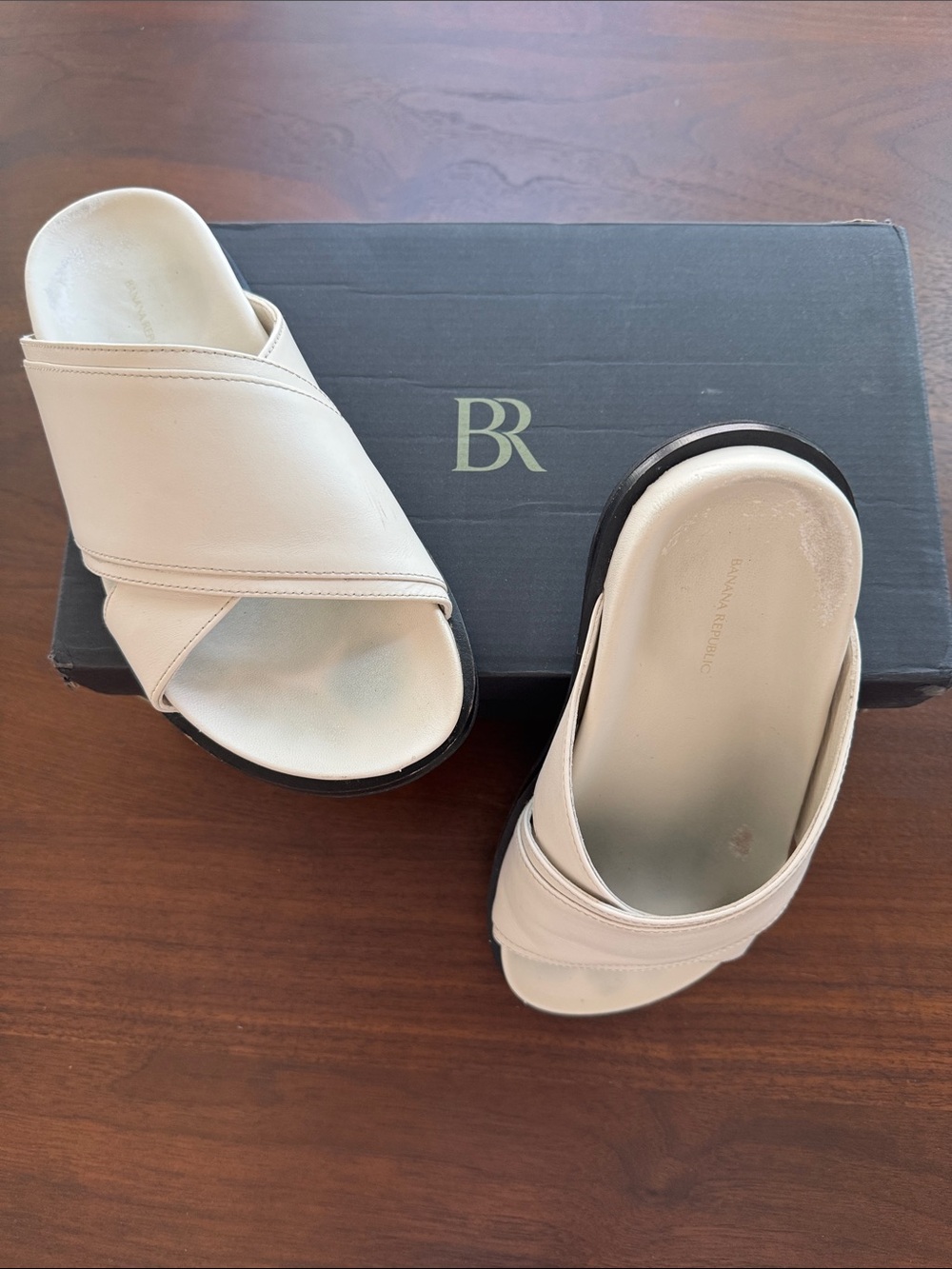 BANANA REPUBLIC LEATHER SANDALS RAVELLO SLIDE MOLDED FOOTBED IVORY 7 +BOX 882959